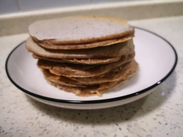 黑全麦松饼配蔓越莓果酱