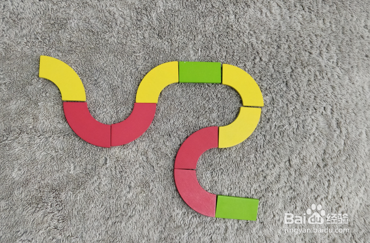 用蒙氏积木怎样拼一条蛇呢？
