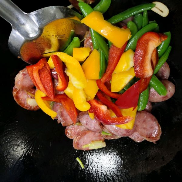 甜豆彩椒炒腊肠