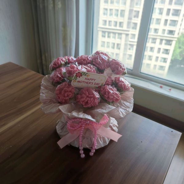 给婆婆做了一个康乃馨馒头花束