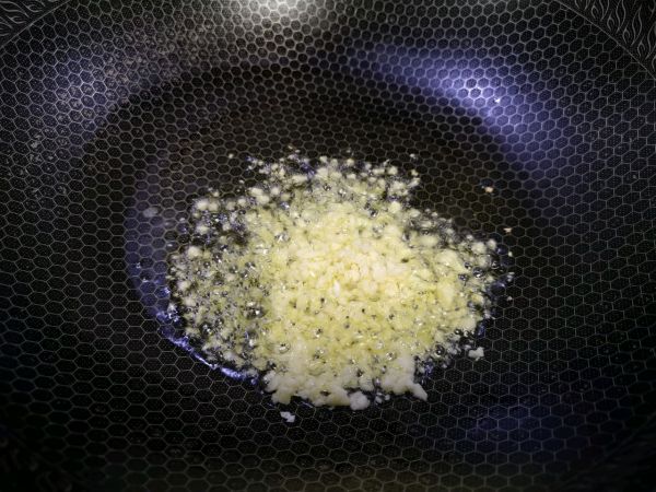 嫩绿蒜蓉地瓜叶