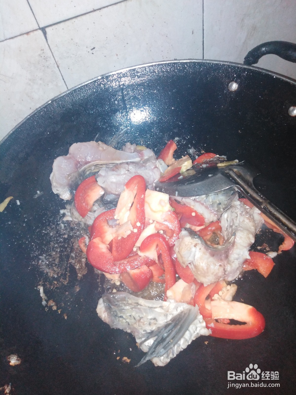 草鱼煮苹果椒的做法