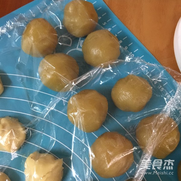 蛋黄莲蓉月饼