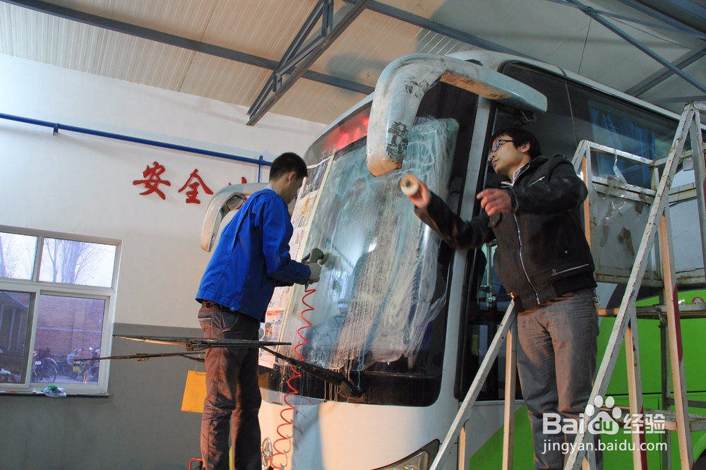 冬季行车中挡风玻璃起雾看不清道路怎么办?