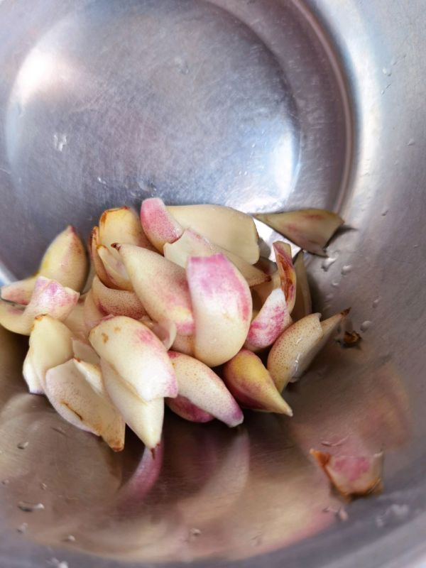 燕窝莲子百合银耳羹