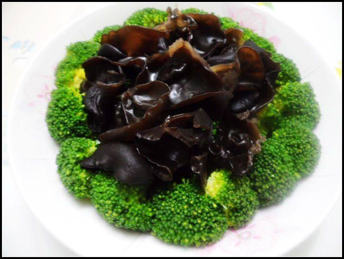 凉拌木耳西兰花,活血养颜的佳品!