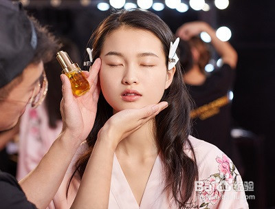 脸上浮粉起皮用山茶花油怎么解决