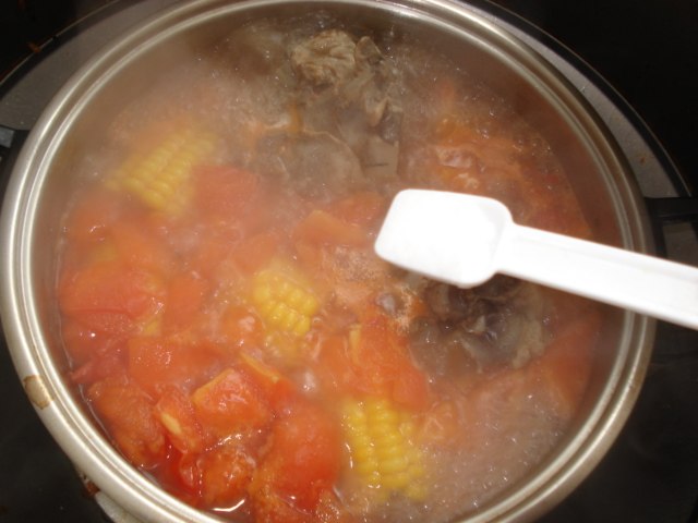 超级简单又美味的番茄玉米大骨汤