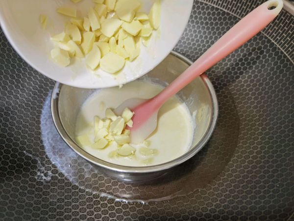 爱心白巧克力夹心慕斯蛋糕