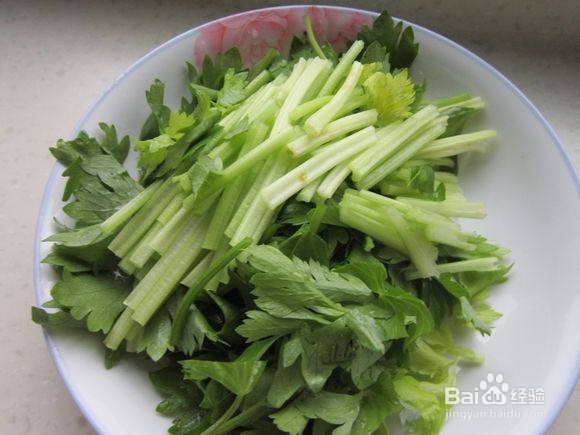 毛芹炒小青鱼的做法
