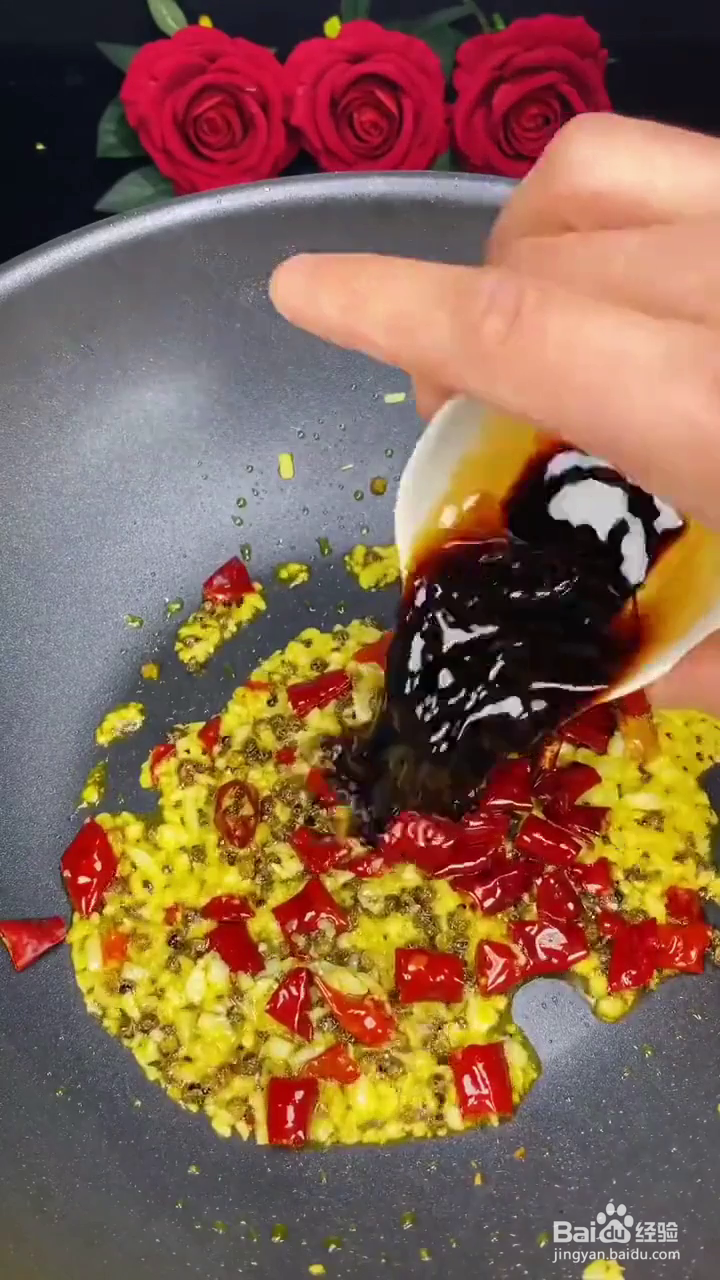 如何用花生米炒好吃的手撕包菜？