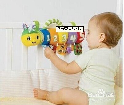 新生儿爱吃手怎么办？