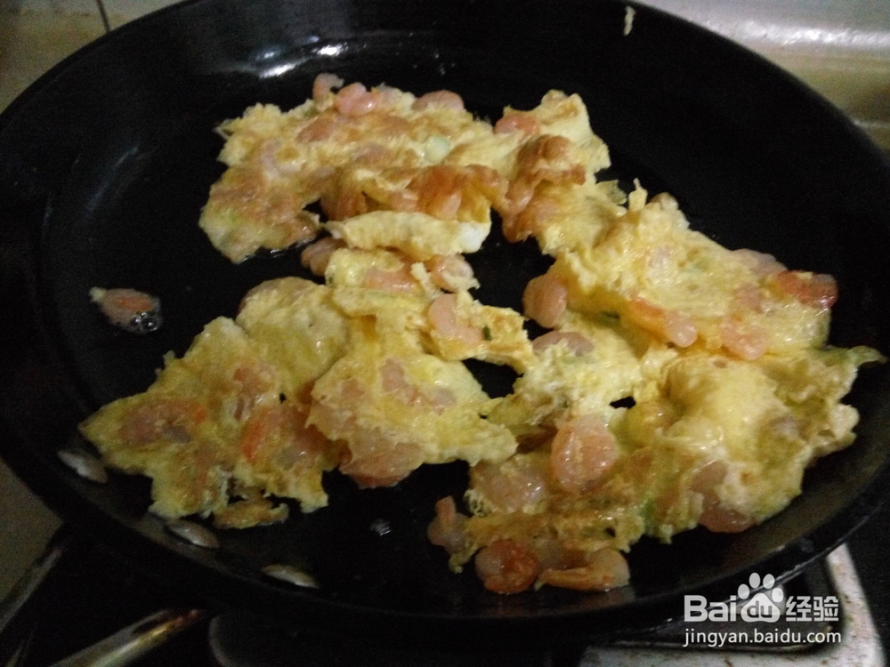 手撕青椒炒虾仁鸡蛋的做法