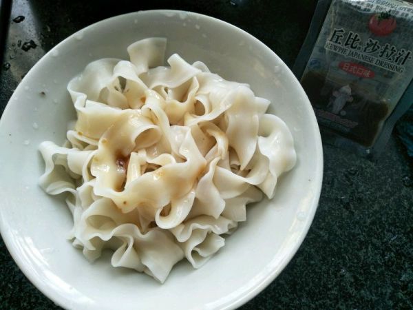 沙拉汁鸡蛋拌面