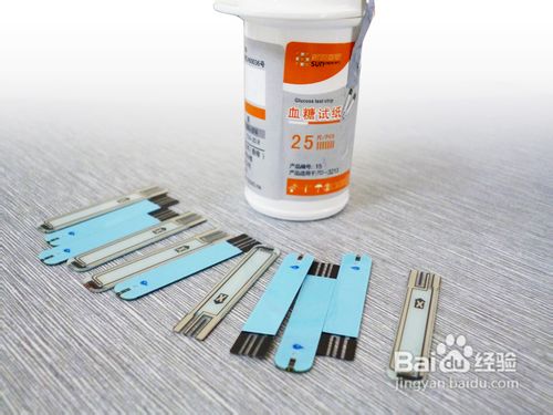 如何使用三合一血糖血压仪抽取血液样本?