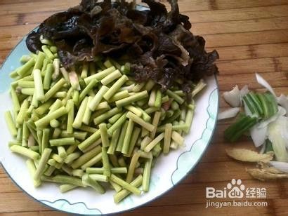家常菜"蒜苔和木耳"的营养做法