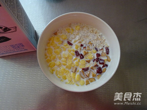 微波炉红枣牛奶麦片粥