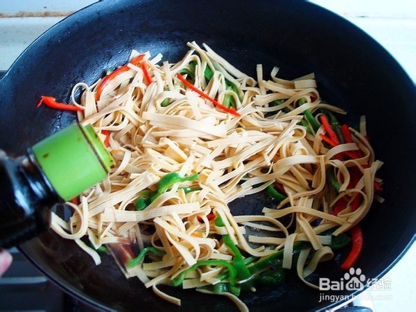 红椰菜炒豆皮的做法
