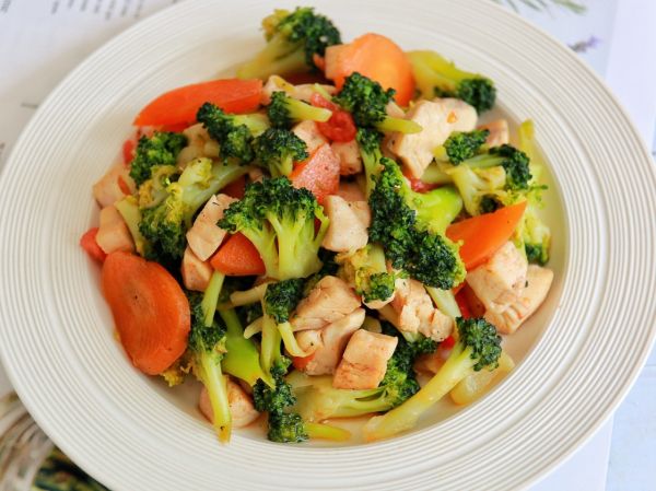 鸡胸肉炒西兰花
