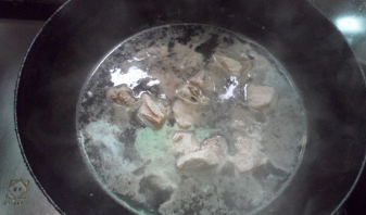 制作竹荪排骨汤