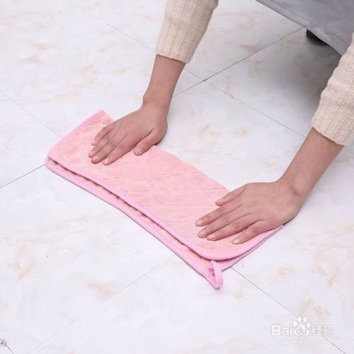 首先用柔软的干抹布把地面的潮湿水气擦干净