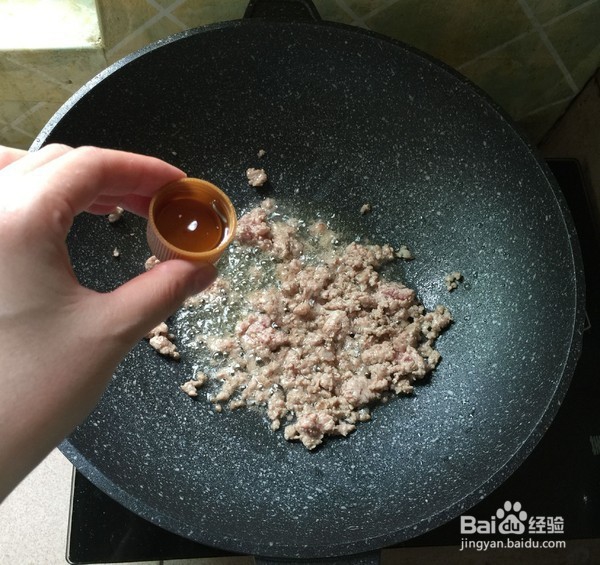 如何制作肉末炒玉米胡萝卜粒