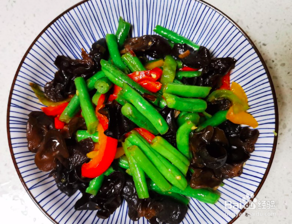 青椒豆角炒木耳的做法