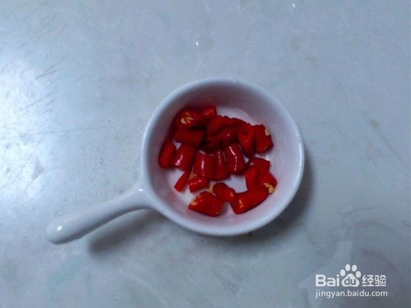 爆炒。酸辣绿豆芽的做法