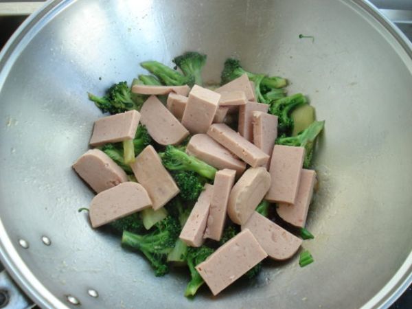 午餐肉炒西兰花