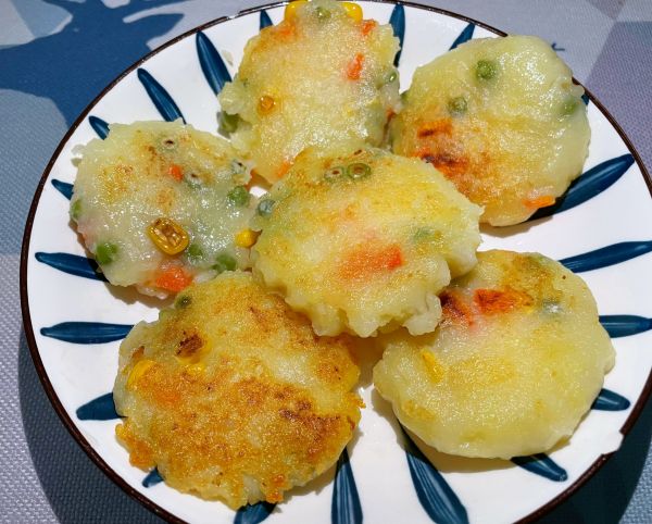 胡萝卜玉米青豆粒土豆饼