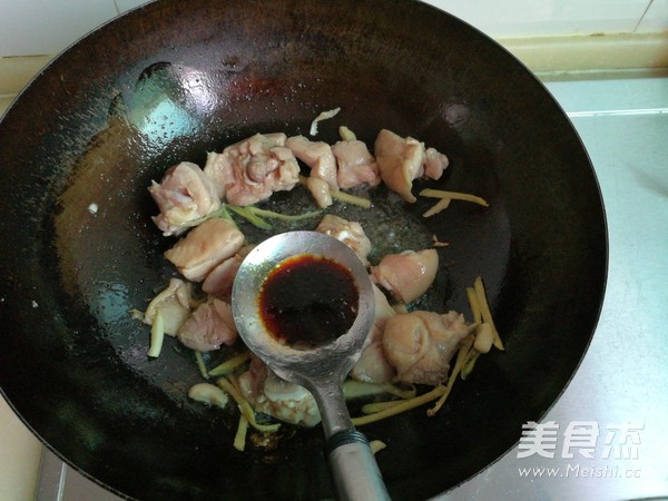 鸡肉宽粉炖红蘑