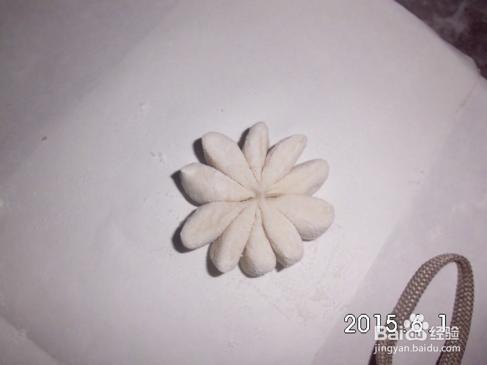 <b>简单易学的银白菊花馒头做法</b>