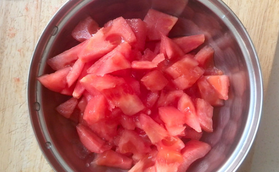 疙瘩汤中加入面粉的水是热水还是冷水