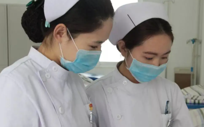 优秀护士主要事迹简短100字