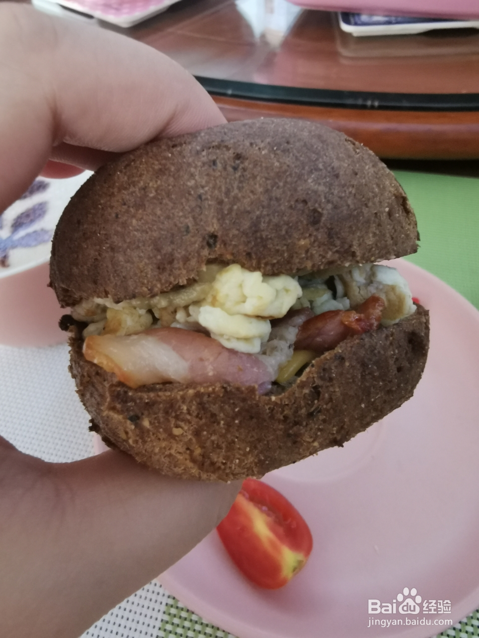 香喷喷的牛油果培根鸡蛋汉堡