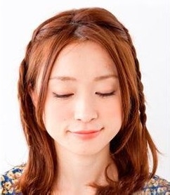 美发教程：快速打造淑女风麻花辫发型