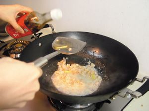 油泡鲜虾仁的做法
