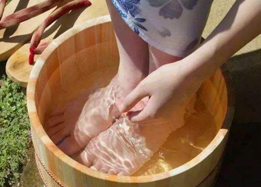 冬天在学校宿舍里脚非常凉，如何解决脚凉问题