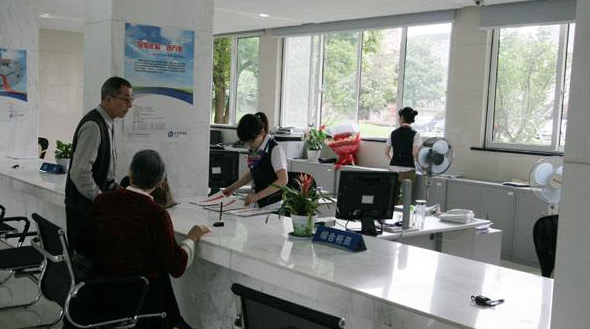 请问低保是怎样领钱的，是打到银行卡里吗
