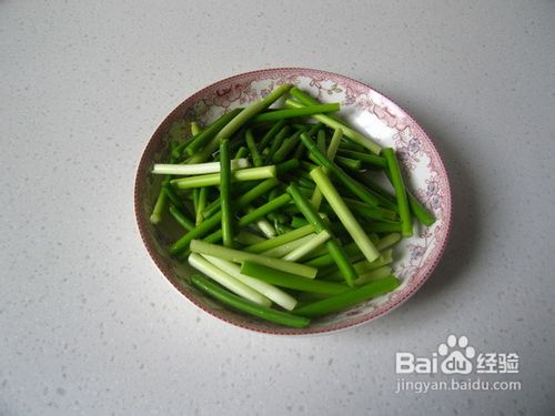 冬天里的干锅美食－－蒜苗鸭掌干锅