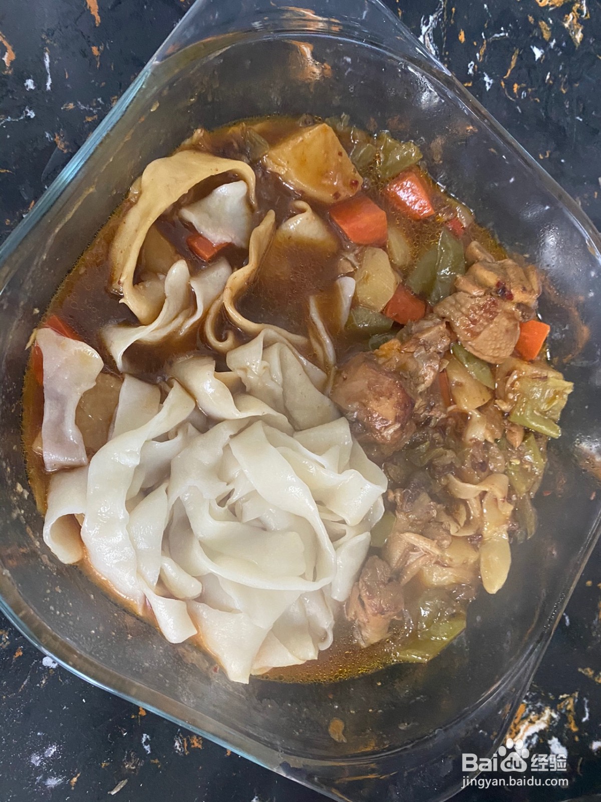 新疆大盘鸡的手工拉面条