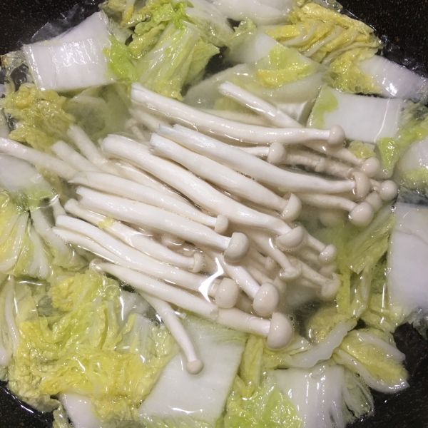 菌菇肉片白菜汤