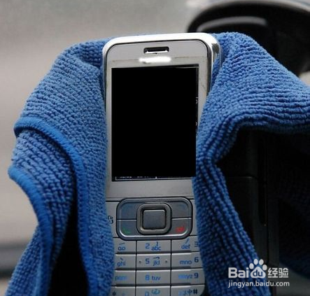 手机掉水里怎么办