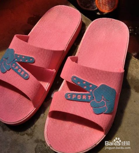 图示简单操作去除夏天拖鞋难洗的灰尘使清洗干净