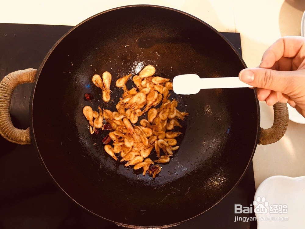 味美鲜香的油爆小河虾