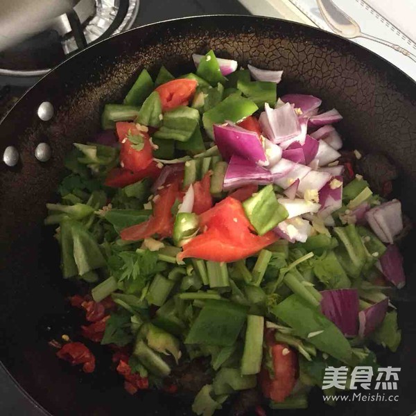 拌面菜-芹菜炒牛肉