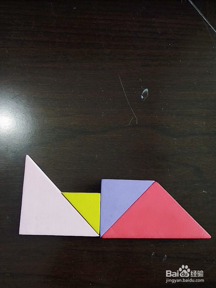 怎样用七巧板一个做仰泳示范动作的教练