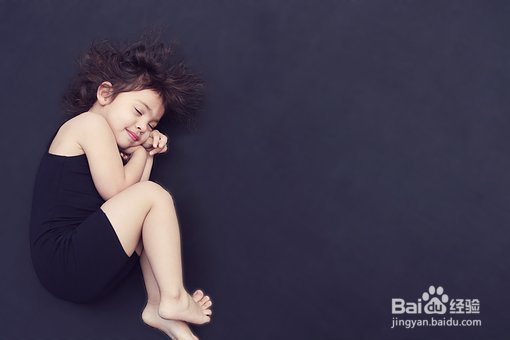 老人说让宝宝夏天光脚会生病！到底该穿袜子不？