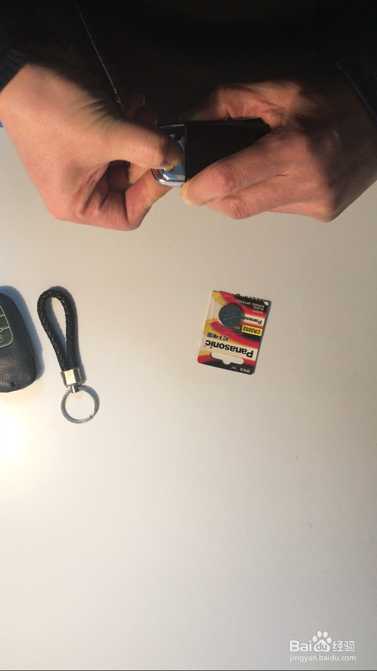 怎样换大众辉昂车钥匙的电池？