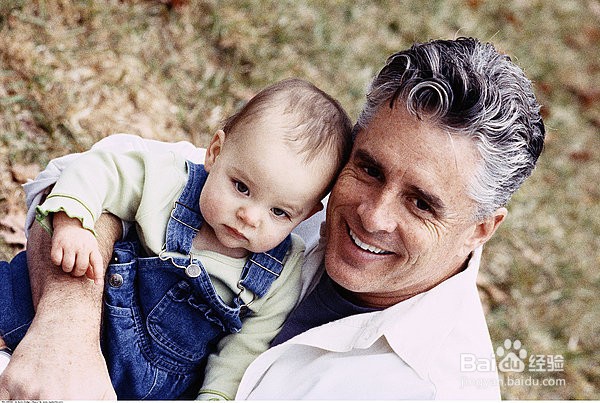 和孩子路遇乞丐 到底给不给钱